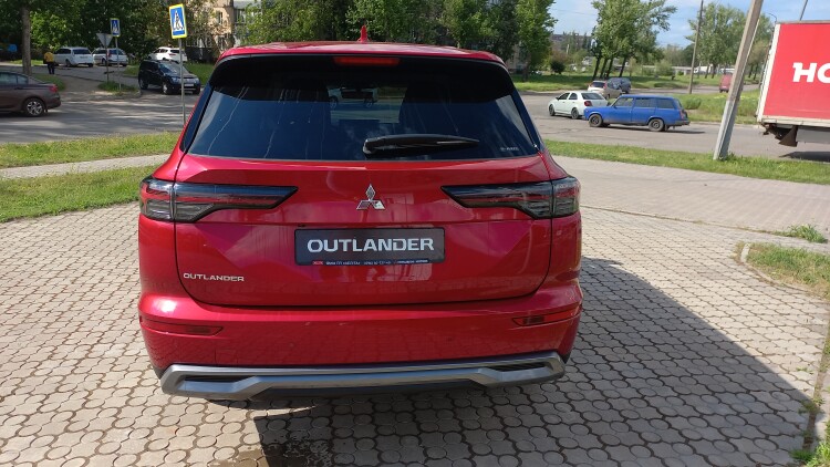 Outlander 2.5 CVT Intense