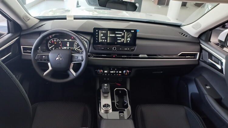 Outlander 2.5 CVT Business