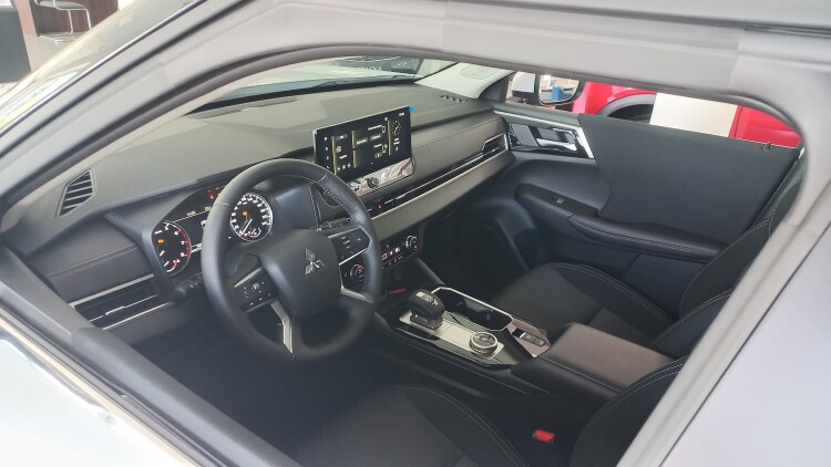 Outlander 2.5 CVT Business